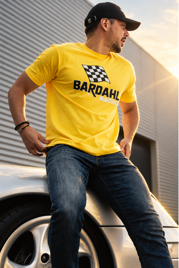 Название: Bardahl Racing - описание: Мужчина в желтой футболке Bardahl Racing рядом со спортивным автомобилем